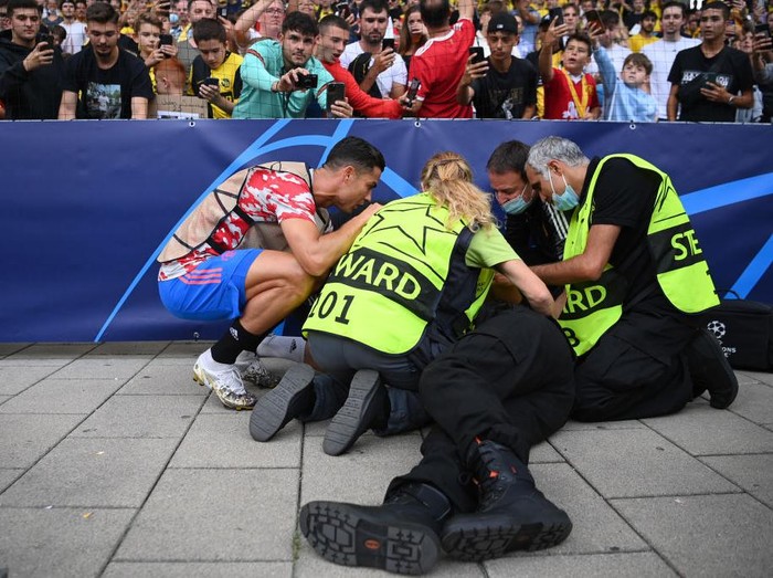 BERN, SWITZERLAND - SEPTEMBER 14: A security guard lies injured after a shot taken from Cristiano Ronaldo of Manchester United during the warm up makes contact with him during the UEFA Champions League group F match between BSC Young Boys and Manchester United at Stadion Wankdorf on September 14, 2021 in Bern, Switzerland. (Photo by Matthias Hangst/Getty Images)