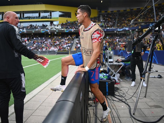 BERN, SWITZERLAND - SEPTEMBER 14: Cristiano Ronaldo of Manchester United climbs over an advertisement board while warming up prior to the UEFA Champions League group F match between BSC Young Boys and Manchester United at Stadion Wankdorf on September 14, 2021 in Bern, Switzerland. (Photo by Matthias Hangst/Getty Images)