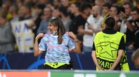 Rupanya setelah itu CR7 juga memberikan jersey-nya kepada si steward. (Foto: Getty Images/Matthias Hangst)
