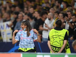 Rupanya setelah itu CR7 juga memberikan jersey-nya kepada si steward. (Foto: Getty Images/Matthias Hangst)