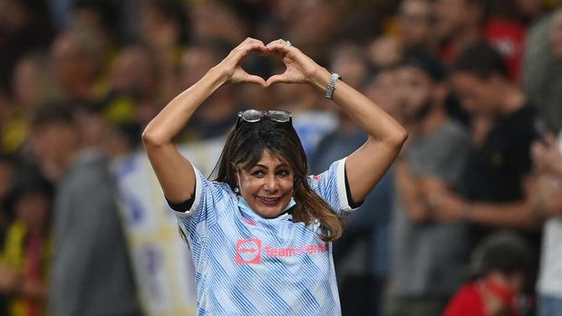 BERN, SWITZERLAND - SEPTEMBER 14: A Security guard reacts after receiving the shirt of Cristiano Ronaldo of Manchester United (not pictured) after the UEFA Champions League group F match between BSC Young Boys and Manchester United at Stadion Wankdorf on September 14, 2021 in Bern, Switzerland. (Photo by Matthias Hangst/Getty Images)