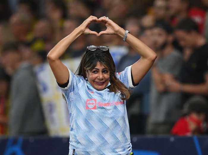 BERN, SWITZERLAND - SEPTEMBER 14: A Security guard reacts after receiving the shirt of Cristiano Ronaldo of Manchester United (not pictured) after the UEFA Champions League group F match between BSC Young Boys and Manchester United at Stadion Wankdorf on September 14, 2021 in Bern, Switzerland. (Photo by Matthias Hangst/Getty Images)
