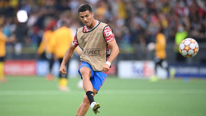 Cristiano Ronaldo BERN, SWITZERLAND - SEPTEMBER 14: Cristiano Ronaldo of Manchester United warms up prior to the UEFA Champions League group F match between BSC Young Boys and Manchester United at Stadion Wankdorf on September 14, 2021 in Bern, Switzerland. (Photo by Matthias Hangst/Getty Images)