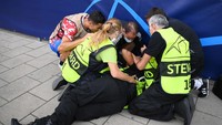 Ronaldo menanyakan kondisi steward yang sempat mendapat perawatan tersebut. (Foto: Getty Images/Matthias Hangst)