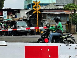 Dilarang Terobos Palang, Ini Alasan Kereta Nggak Bisa Ngerem Mendadak