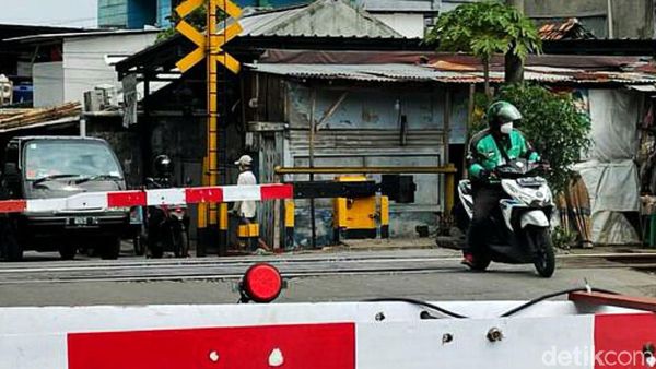 Dikejar Orderan, Driver Ojol Nekat Terobos Perlintasan KA