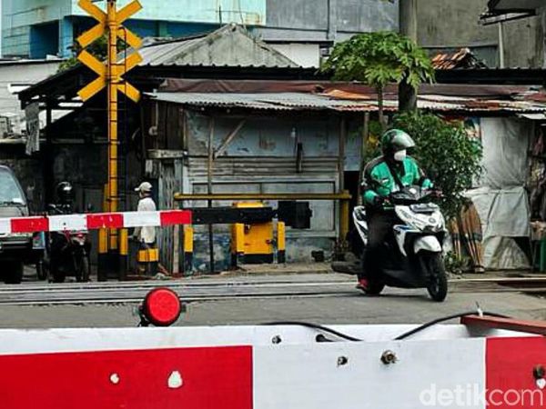 Dikejar Orderan, Driver Ojol Nekat Terobos Perlintasan KA