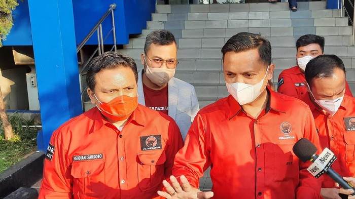 DPD PDIP DKI melaporkan Hersubeno Arief soal hoax Megawati koma ke Polda Metro Jaya DPD PDIP DKI melaporkan Hersubeno Arief soal hoax Megawati koma ke Polda Metro Jaya, Rabu (15/9/2021).