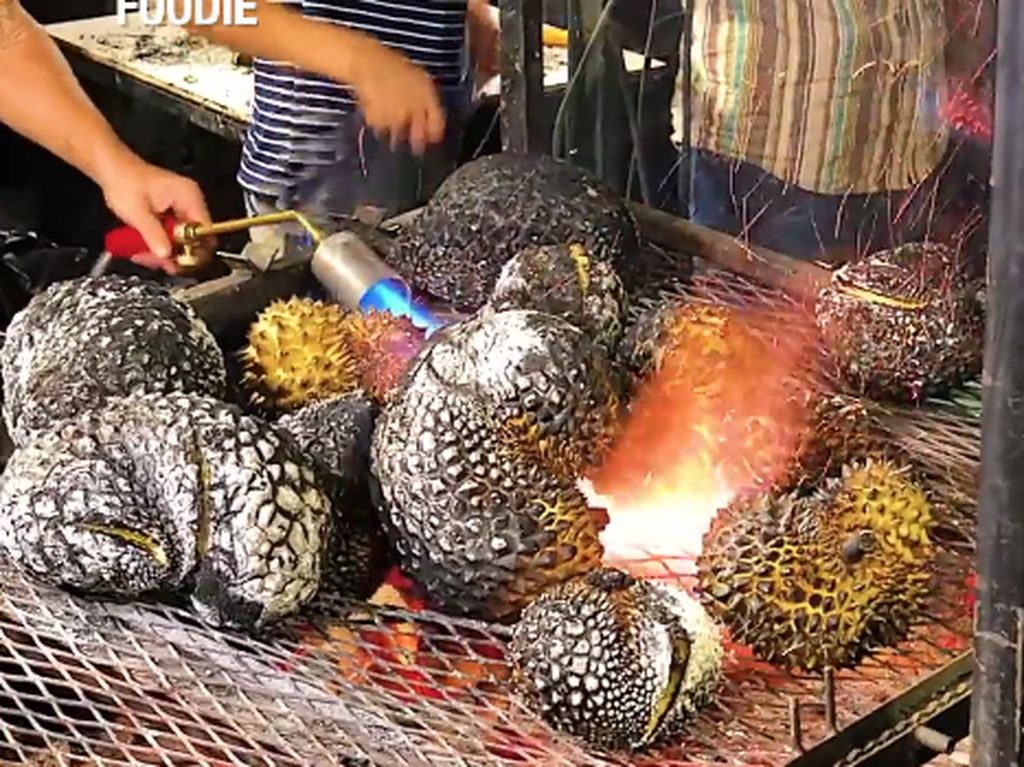 Durian Bakar, Cara Baru Makan Durian yang Populer di Thailand