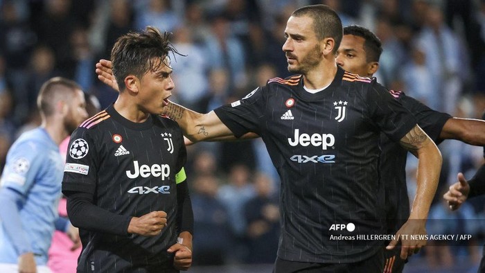 Juventus Argentinian forward Paulo Dybala (L) celebrates scoring the 0-2 goal from the penalty spot with his teammate Juventus Italian defender Leonardo Bonucci during the UEFA Champions League group H football match Malmo FF vs Juventus F.C. in Malmo, Sweden on September 14, 2021. (Photo by Andreas HILLERGREN / various sources / AFP) / Sweden OUT