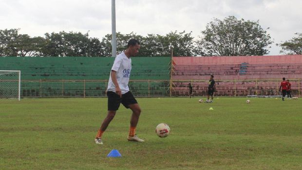 Persija Jepara memang serius ingin naik kasta ke Liga 1 tahun depan. Mereka terus memperkuat skuad, termasuk mendatangkan dua pemain baru Friska Womsiwor dan Aji Kurniawan