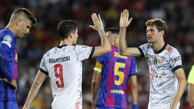Soccer Football - Champions League - Group E - FC Barcelona vs Bayern Munich - Camp Nou, Barcelona, Spain - September 14, 2021 Bayern Munich's Thomas Muller celebrates scoring their first goal with Robert Lewandowski REUTERS/Albert Gea