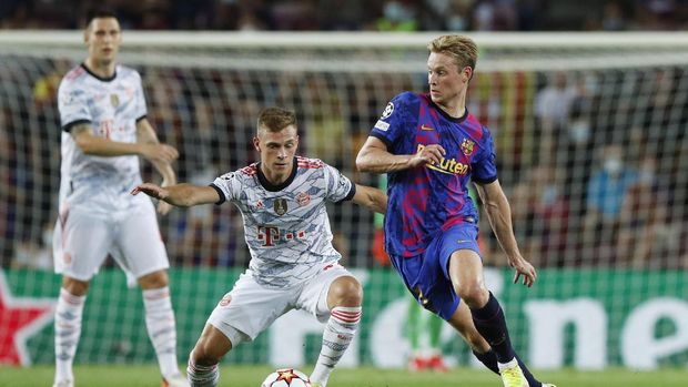 Soccer Football - Champions League - Group E - FC Barcelona vs Bayern Munich - Camp Nou, Barcelona, Spain - September 14, 2021 FC Barcelona's Frankie de Jong in action with Bayern Munich's Joshua Kimmich REUTERS/Albert Gea
