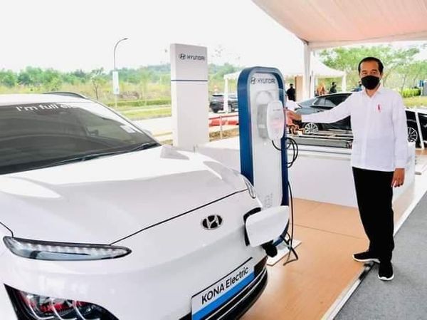 Gaya Jokowi Resmikan Pabrik Baterai Mobil Listrik Pertama di ASEAN