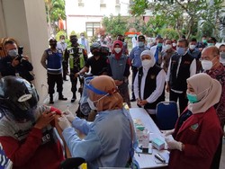 Vaksinasi Drive Thru di Kampus UM Surabaya, Khofifah Sebut Bisa Jadi Contoh