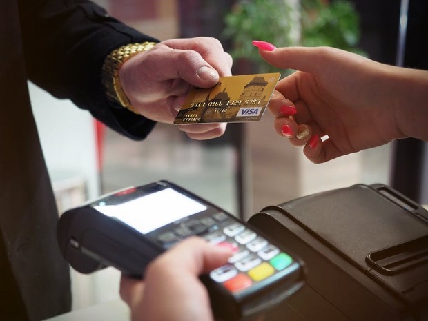 Gunakan Kartu Kredit yang Memiliki Reputasi Baik / foto : pexels.com/energepic.com