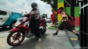 Antisipasi Kerumunan, Orangtua Jemput Anaknya di Luar Sekolah