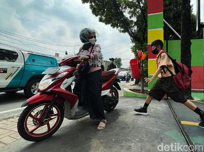 Antisipasi Kerumunan, Orangtua Jemput Anaknya di Luar Sekolah