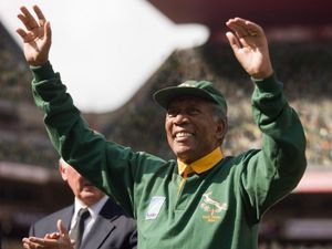 Invictus: Kisah Nelson Mandela Menumpas Apartheid Lewat Rugby Invictus: Kisah Nelson Mandela Menumpas Apartheid Lewat Rugby
