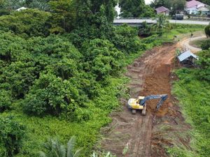 Mengintip Pembukaan Akses Jalan di Pedalaman Kaltara Mengintip Pembukaan Akses Jalan di Pedalaman Kaltara