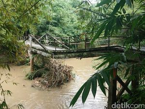 Jembatan Antarkampung di Trenggalek Patah Tergerus Luapan Sungai