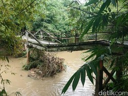 Jembatan Antarkampung di Trenggalek Patah Tergerus Luapan Sungai