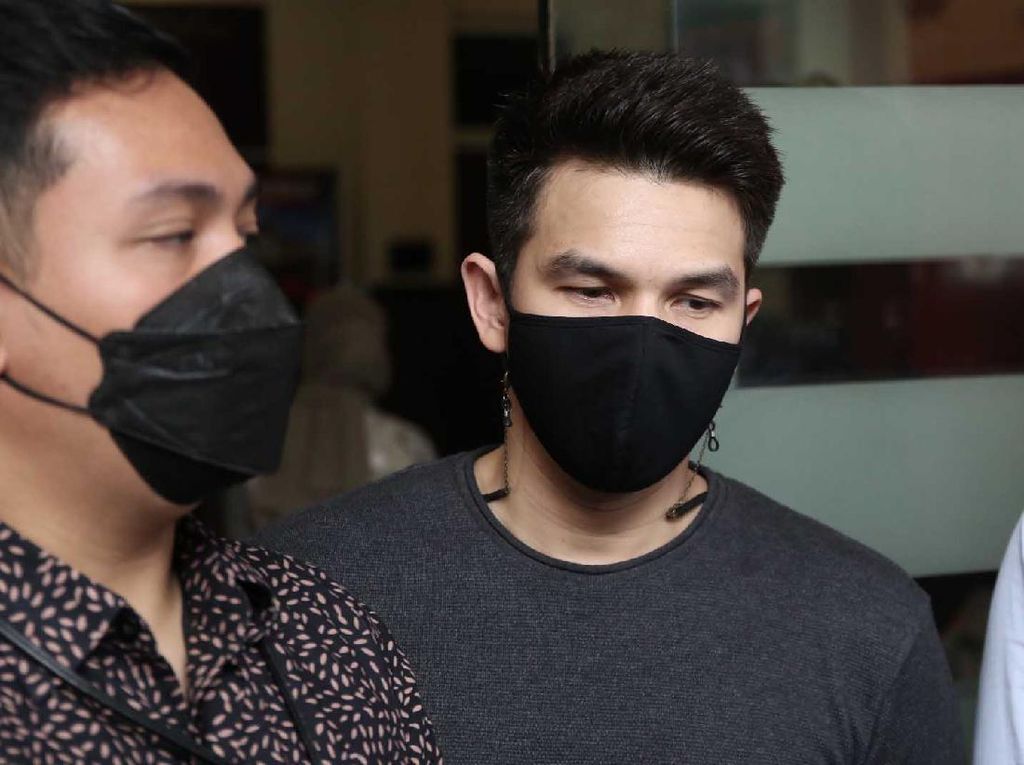 Jonathan Frizzy Kukuh Ingin Cerai dari Dhena Devanka Jonathan Frizzy Kukuh Ingin Cerai dari Dhena Devanka