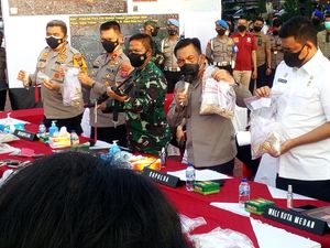 Bareng Bobby, Kapoldasu Umumkan Tangkap 5 Rampok Toko Emas Bersenpi di Medan Bareng Bobby, Kapoldasu Umumkan Tangkap 5 Rampok Toko Emas Bersenpi di Medan