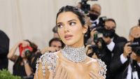 8 Momen Kendall Jenner Pakai Gaun Menerawang di Met Gala, Ada yang Jadi Meme