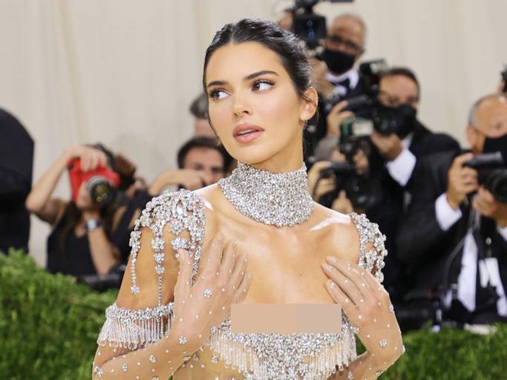 8 Momen Kendall Jenner Pakai Gaun Menerawang di Met Gala, Ada yang Jadi Meme