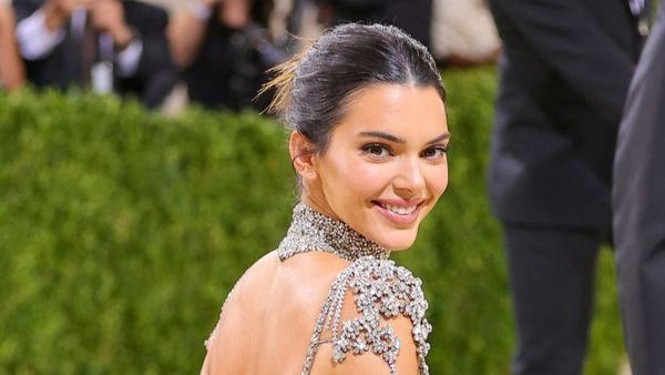 Potret 10 Artis Pakai Naked Dress di Met Gala, Kendall Jenner Transparan