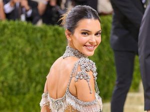Potret 10 Artis Pakai Naked Dress di Met Gala, Kendall Jenner Transparan