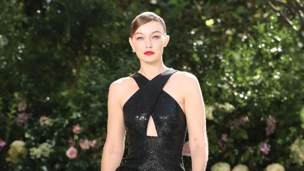 10 Koleksi Michael Kors Spring/Summer 2022 Bertema Urban Romance