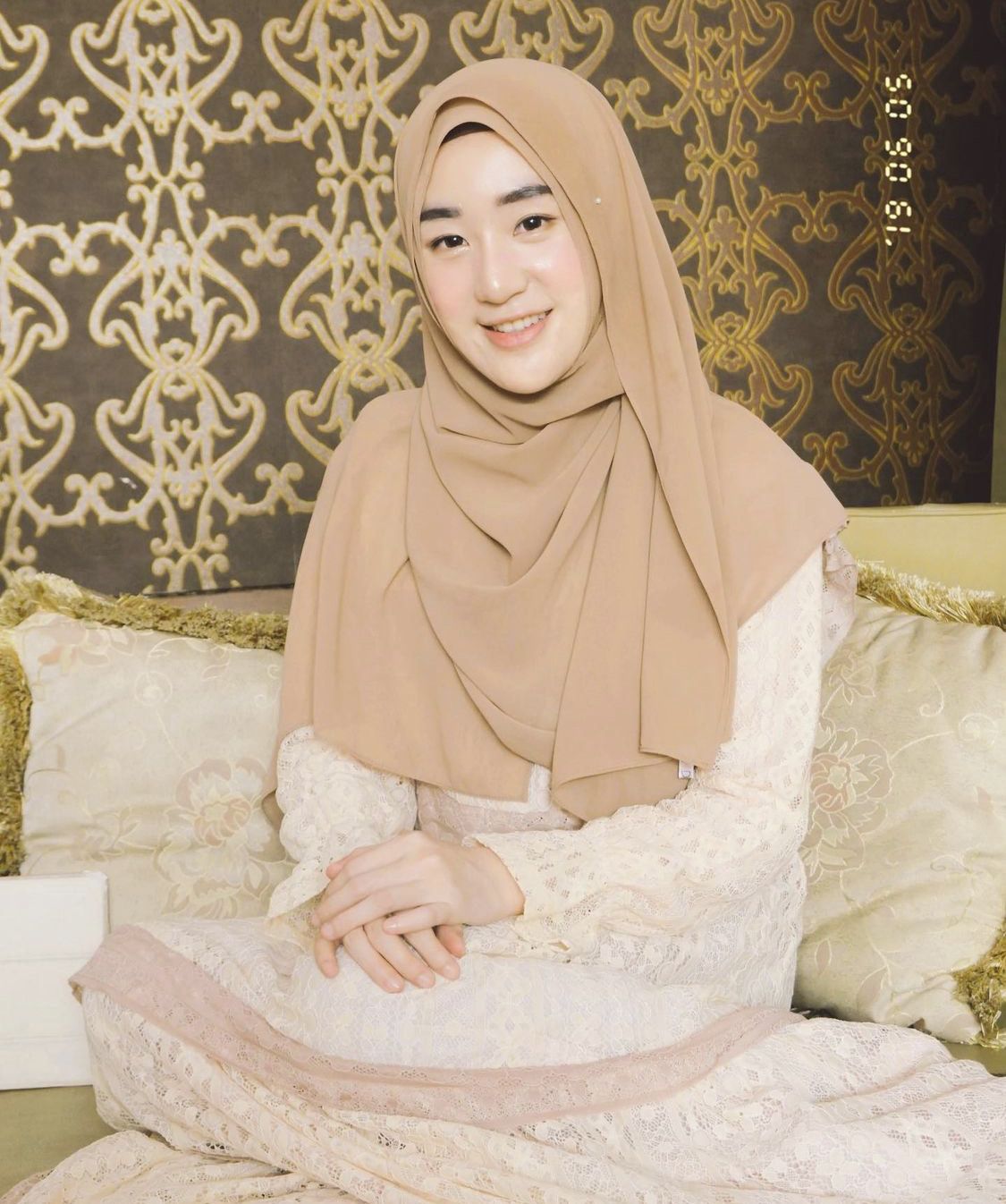 Larissa Chou yang memakai outfit serba earth tone. Larissa Chou yang memakai outfit serba earth tone.