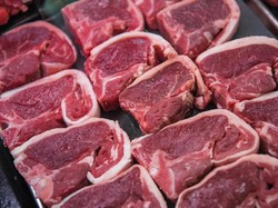 Penasaran Seberapa Sakti Lawan Bakteri, Pria Ini Makan Daging Mentah Tiap Hari