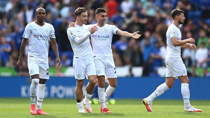 LEICESTER, ENGLAND - SEPTEMBER 11: Fernandinho, Jack Grealish and Ferran Torres of Manchester City celebrate their sides victory after the Premier League match between Leicester City and Manchester City at The King Power Stadium on September 11, 2021 in Leicester, England. (Photo by Shaun Botterill/Getty Images)