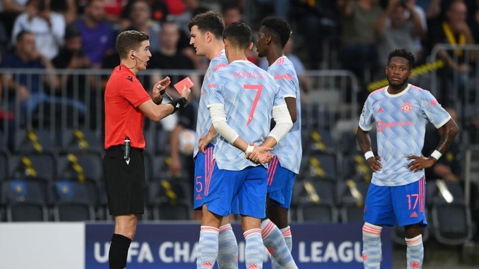 BERN, SWITZERLAND - SEPTEMBER 14: Harry Maguire of Manchester United talks with Referee Francois Letexier after Aaron Wan-Bissaka of Manchester United (not pictured) is shown a red card during the UEFA Champions League group F match between BSC Young Boys and Manchester United at Stadion Wankdorf on September 14, 2021 in Bern, Switzerland. (Photo by Matthias Hangst/Getty Images)