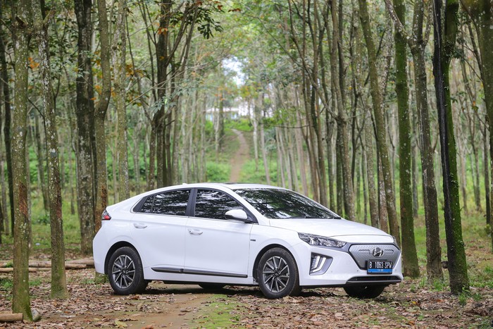 Mantap! Indonesia Bakal Makara Produsen Mobil Listrik Tak hingga setahun ke depan Indonesia sudah akan menjadi produsen kendaraan beroda empat listrik. Mobil listrik perdana itu akan lahir dari pabrik Hyundai yang berlokasi di Karawang.
