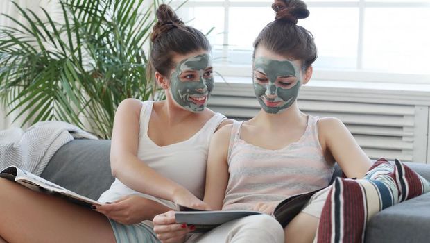 Terlalu lama menggunakan masker pada wajah dapat membuat kulit kering dan minyak alami pada wajah terserap oleh masker.