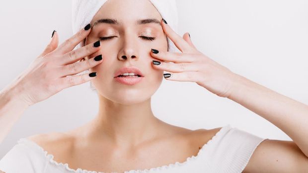 Memijat wajah bisa mengencangkan kulit