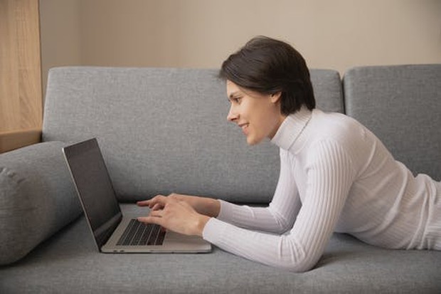 Menggunakan Komputer atau Laptop Sendiri / foto : pexels.com/EkaterinaBolovtsova
