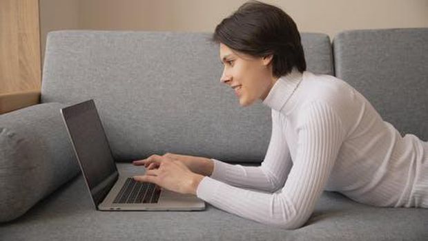 Menggunakan Komputer atau Laptop Sendiri / foto : pexels.com/EkaterinaBolovtsova