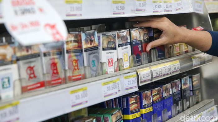Mengintip Penjualan Rokok di Tengah Pro-Kontra Penutupan Display Sejumlah minimarket di DKI Jakarta mulai menutupi pajangan produk rokok. Namun ada juga yang tetap membuka displaynya di tengah pro-kontra larangan memajang bungkus rokok.