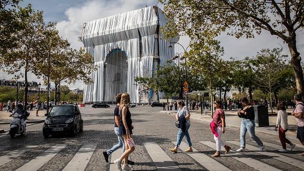 Kala Monumen Ikonik Paris Diselimuti Kain Perak