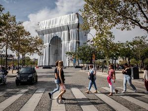 Kala Monumen Ikonik Paris Diselimuti Kain Perak