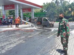 MPV Ludes Terbakar Saat Isi BBM di SPBU Nganjuk, Pasutri Selamat