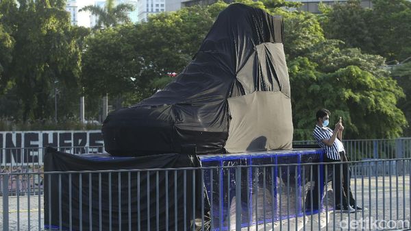 Pak Anies, Ada Tugu Sepatu Baru di Sudirman?