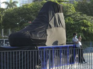 Pak Anies, Ada Tugu Sepatu Baru di Sudirman? Pak Anies, Ada Tugu Sepatu Baru di Sudirman?