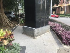 Meski Ada Tiang Iklan di Trotoar SCBD, Ada Ruang Belok untuk Pedestrian