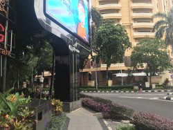 Duh! Papan Iklan di SCBD ini Halangi Jalur Pejalan Kaki